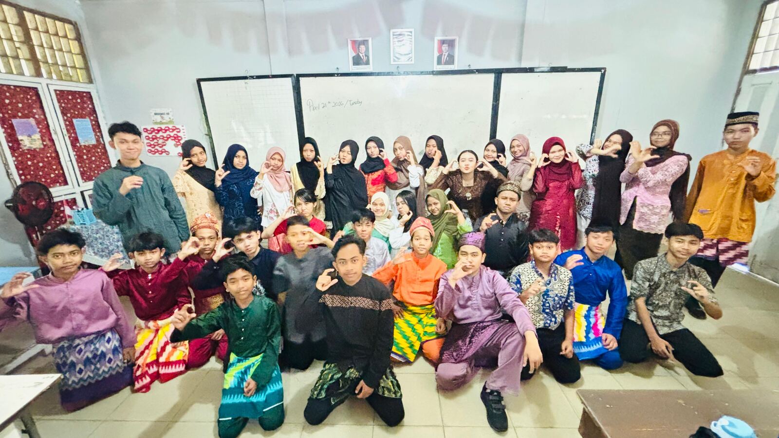 Kelas C foto bersama mengenakan pakaian tradisional di dalam kelas